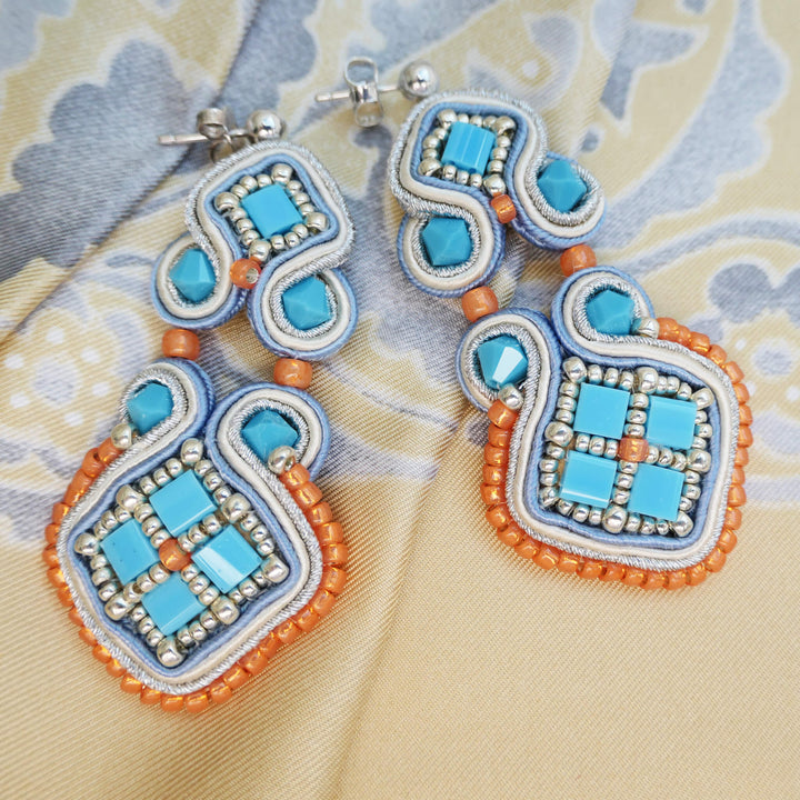 Handgefertigte Soutache-Ohrhänger in Türkis und Silber mit orangefarbenen Rocailles, Perlotte Schmuck