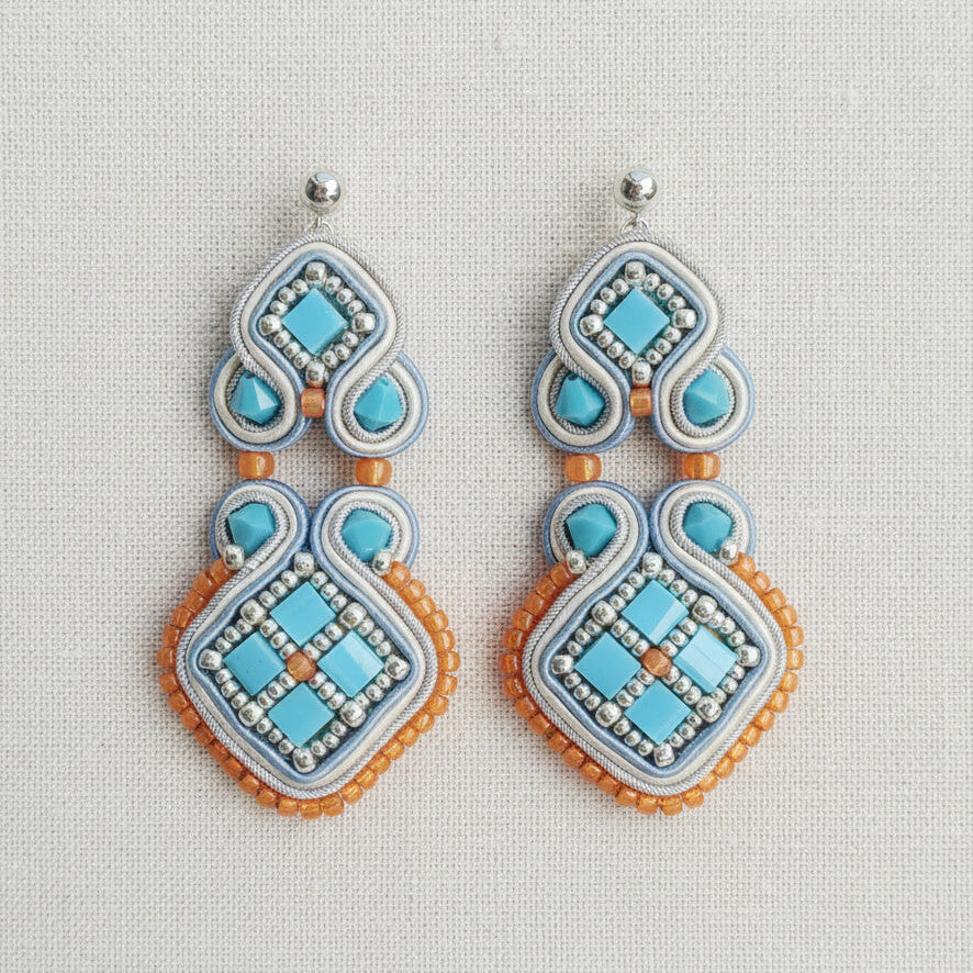 Soutache-Ohrhänger Türkis und Silber mit Swarovski-Perlen und Tila-Perlen, versilberter Stecker – Perlotte Schmuck