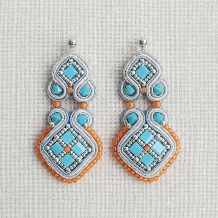 Soutache-Ohrhänger Türkis und Silber mit Swarovski-Perlen und Tila-Perlen, versilberter Stecker – Perlotte Schmuck