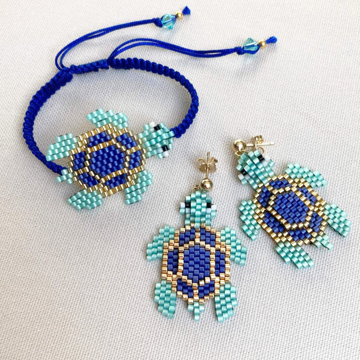 Schildkröten-Ohrringe und Schildkröten-Armband zusammen getragen – Perlotte Schmuck