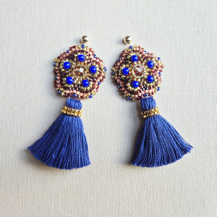 Dunkelblaue Ohrringe mit Quaste