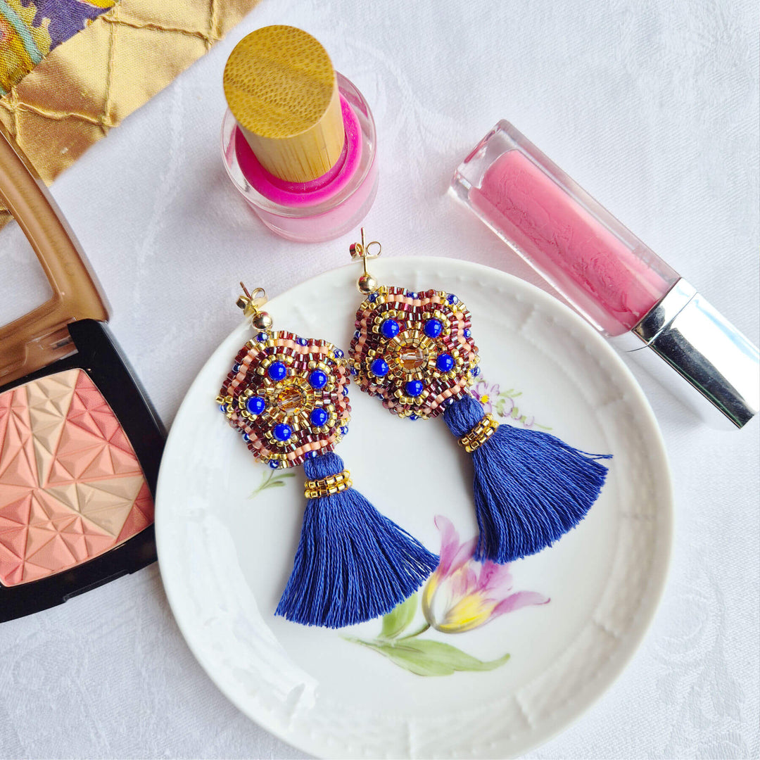 Quastenohrringe in Royalblau und Gold