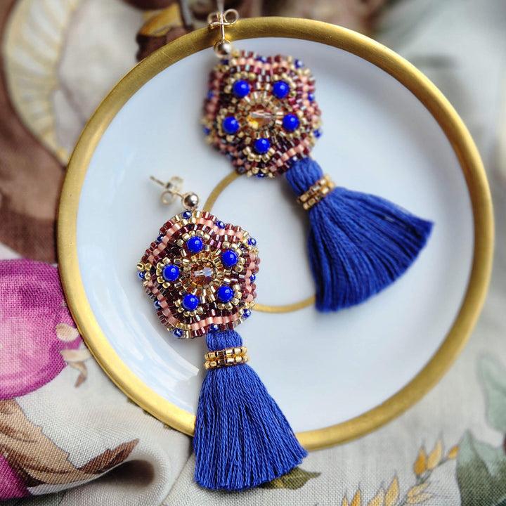 Quastenohrringe in Royalblau und Gold