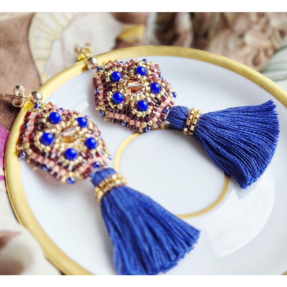 Quastenohrringe in Royalblau und Gold - Details