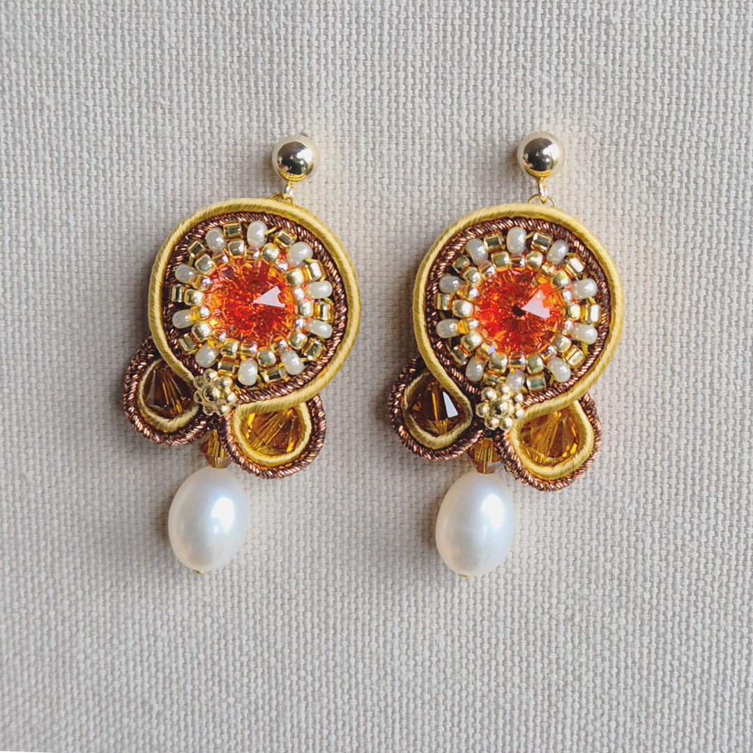 Soutache Ohrringe in Goldgelb und Orange mit echten Süßwasserperlen