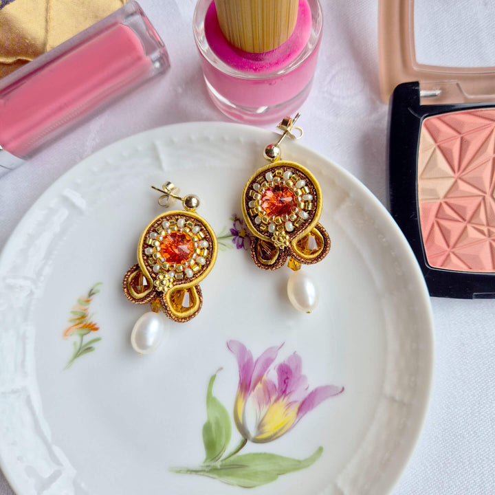Soutache Ohrringe in Goldgelb und Orange mit echten Süßwasserperlen