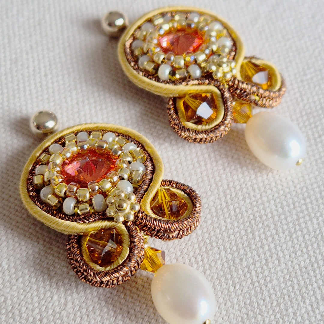 Soutache Ohrringe in Goldgelb und Orange mit echten Süßwasserperlen
