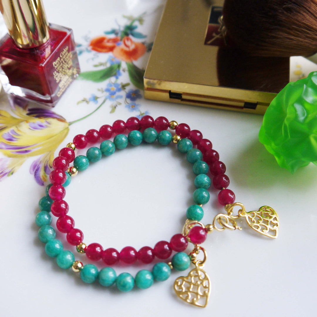 Armband mit Amazonit in Türkis und goldenem Herz-Anhänger und rotes Armband