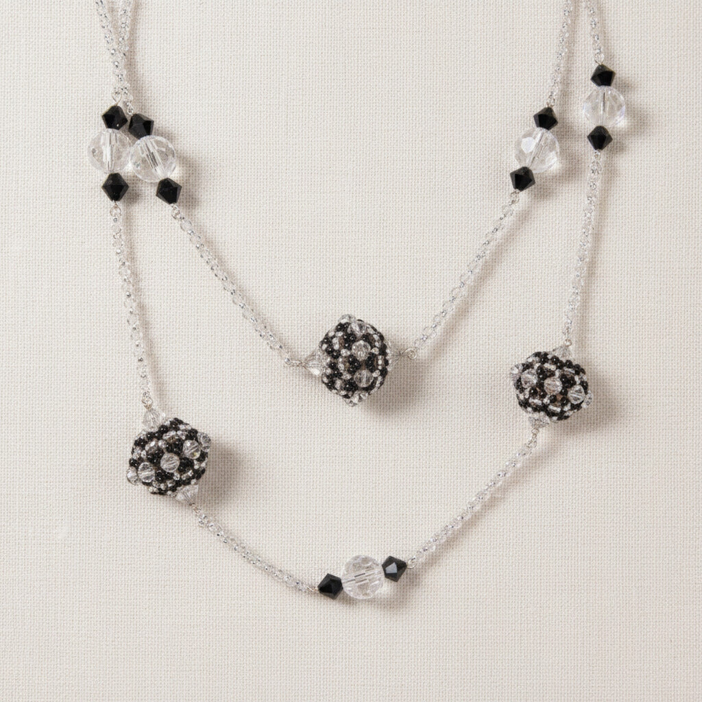 Schwarz-silberne Longkette mit Perlen-Kugeln und Swarovski Kristallen