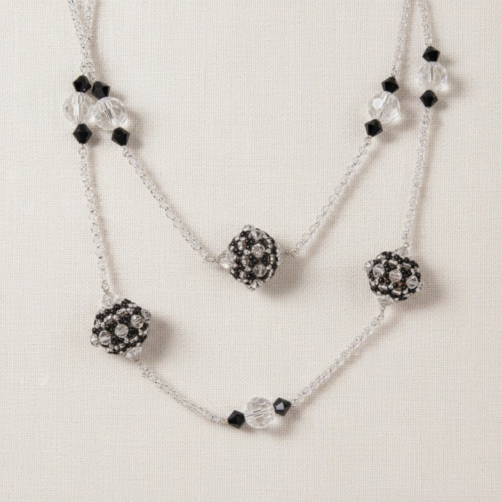Schwarz-silberne Longkette mit Perlen-Kugeln und Swarovski Kristallen