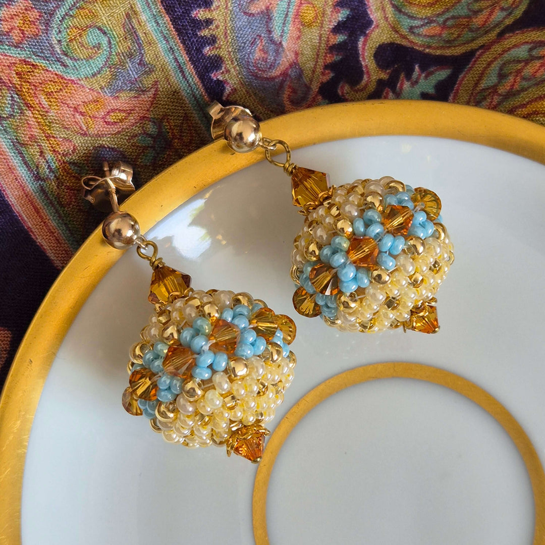 Gelbe Ohrringe Perlenkugeln mit Hellblauen und goldenen Details