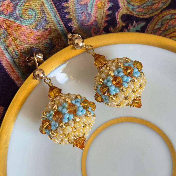 Gelbe Ohrringe Perlenkugeln mit Hellblauen und goldenen Details