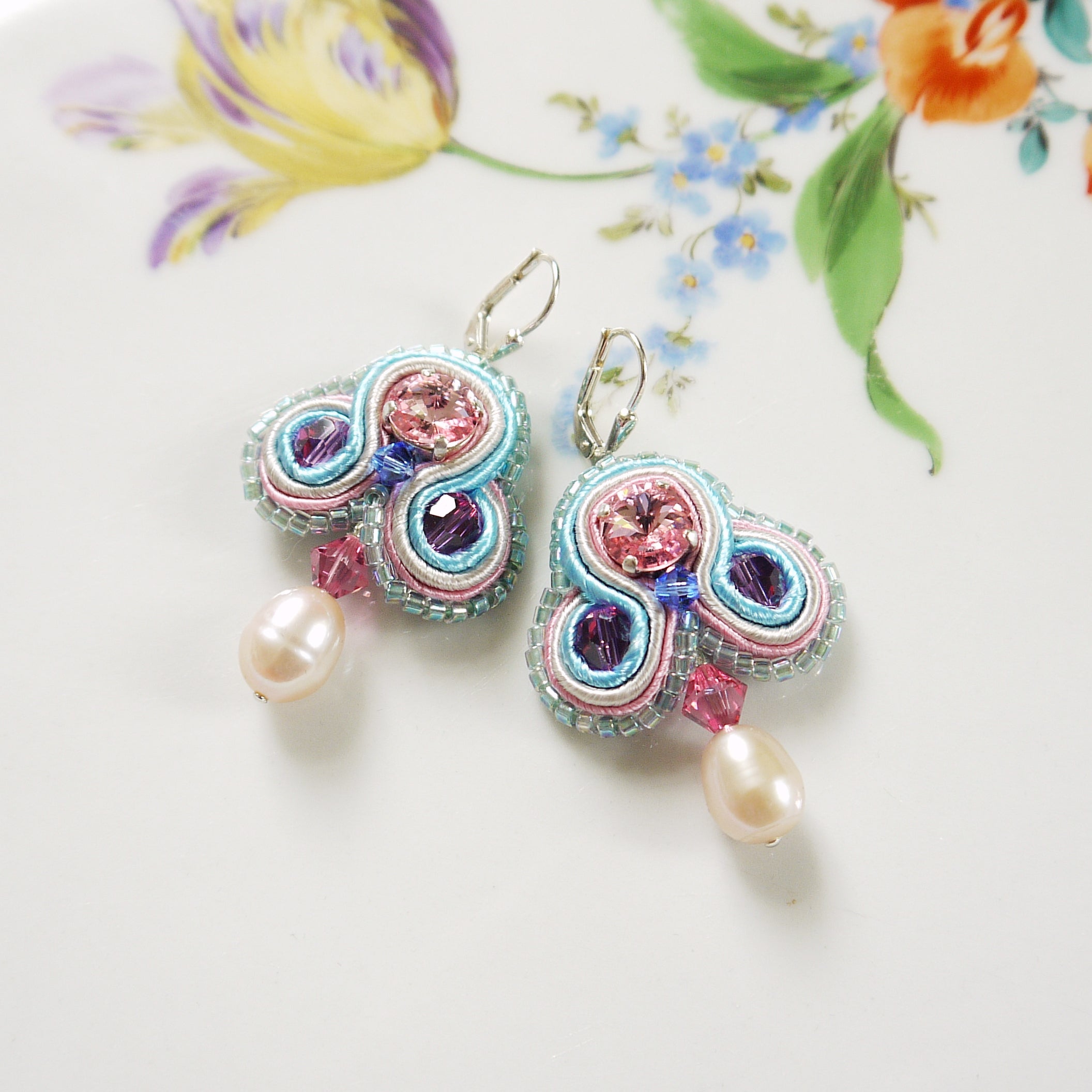 Soutache Ohrringe in Rosa und Hellblau mit echter Perle