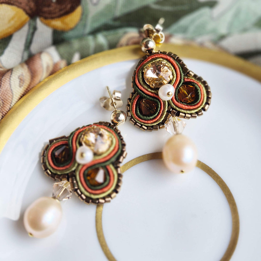 Soutache Ohrringe in Herbstfarben mit Süßewasserperlen