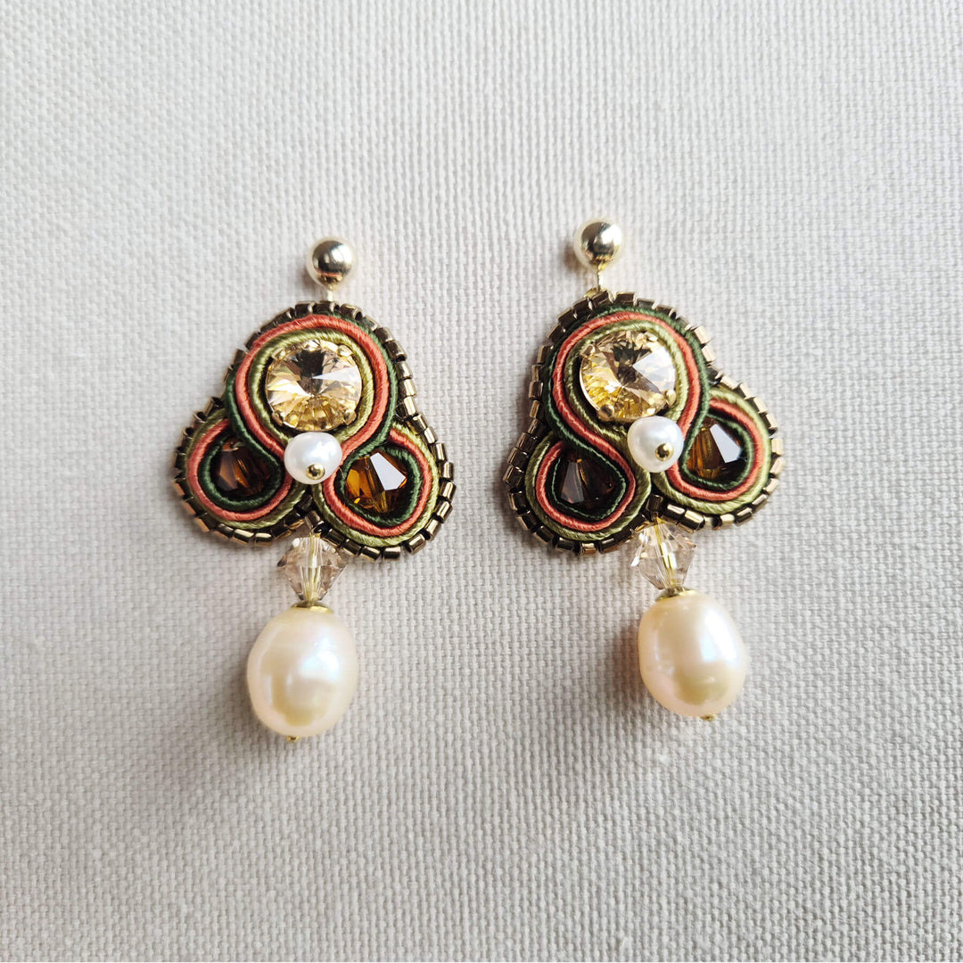 Ohrringe Soutache in Herbstfarben mit echten Perlen