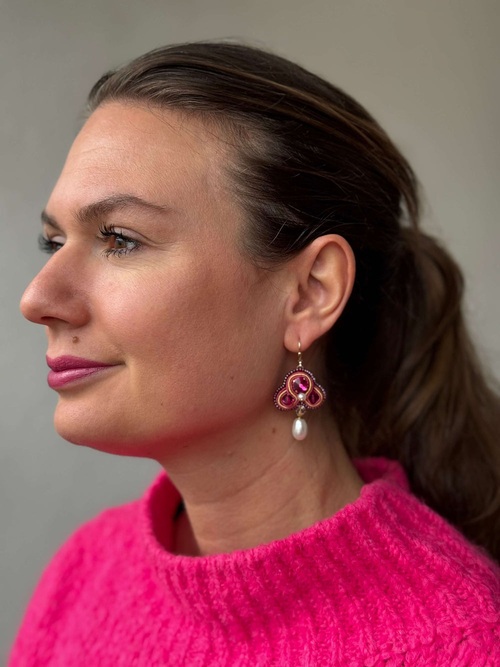 Soutache Ohrringe in Fuchsia mit echten Perlen