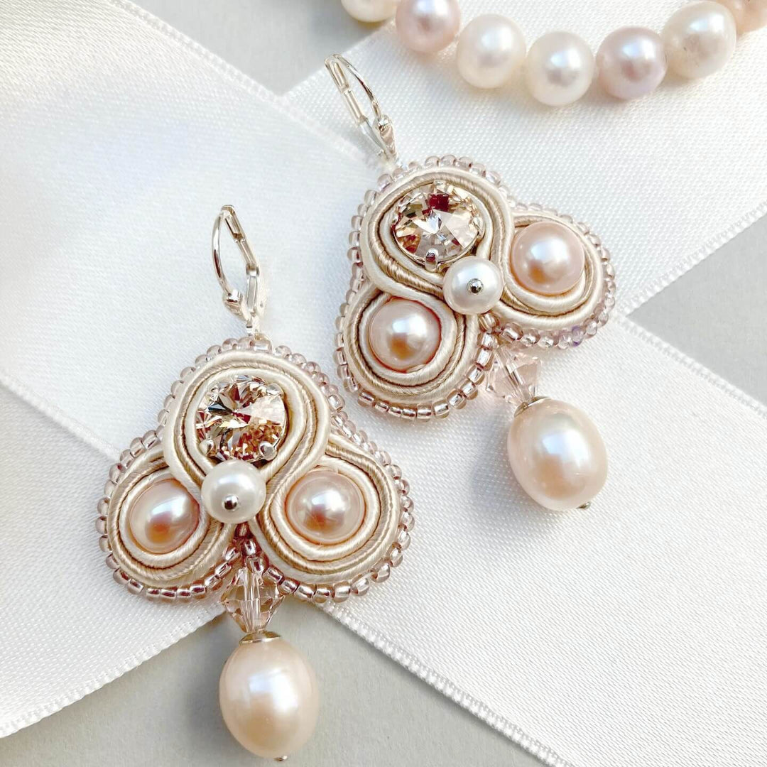 Soutache Ohrringe mit echten Perlen in Cremeweiss
