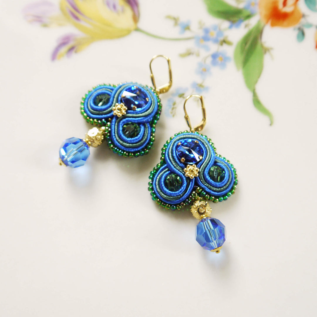 Blaue Soutache-Ohrringe mit Goldakzenten