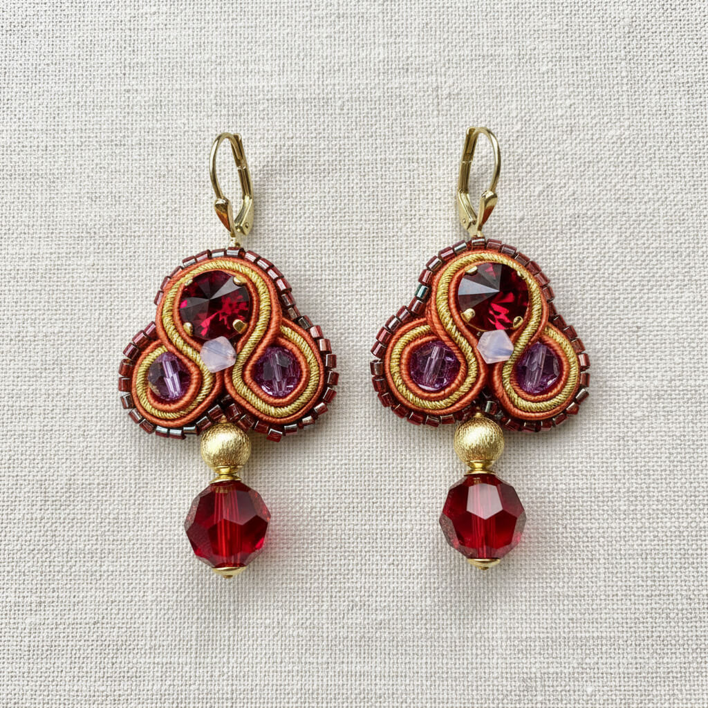 Rote Soutache-Ohrringe mit Goldakzenten