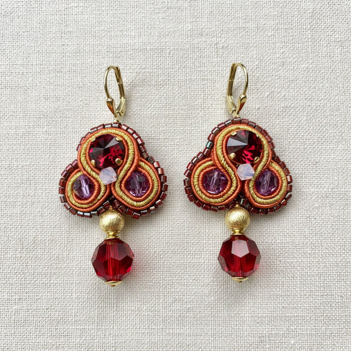 Rote Soutache-Ohrringe mit Goldakzenten