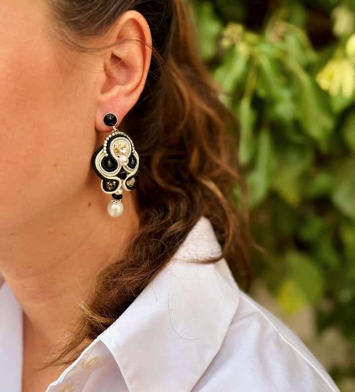 Schwarz-Silberne Soutache-Ohrringe mit Süßwasserperle