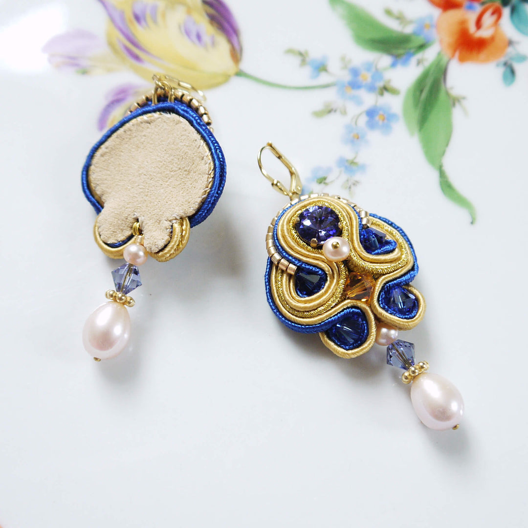Blau-goldene Soutache-Ohrringe mit Perlen