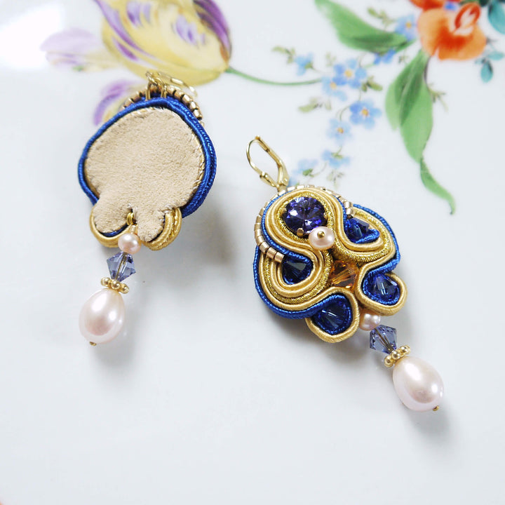 Blau-goldene Soutache-Ohrringe mit Perlen