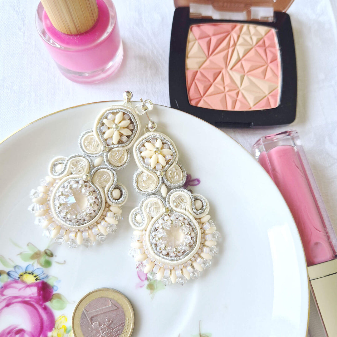 Cremefarbene Soutache-Ohrringe mit Kristallen und Blütenmotiv