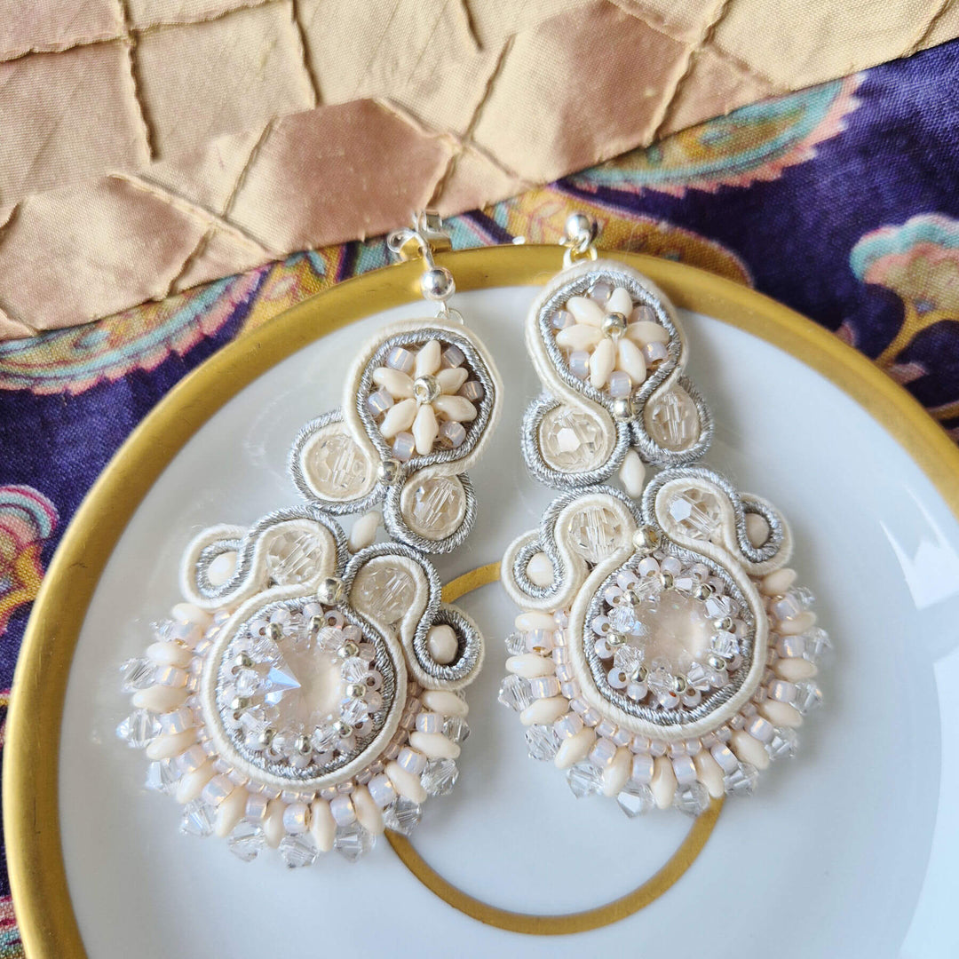 Cremefarbene Soutache-Ohrringe mit Kristallen und Blütenmotiv
