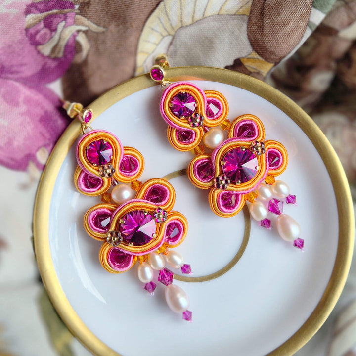 Soutache Statement-Ohrringe in Magenta und Orange mit echten Perlen