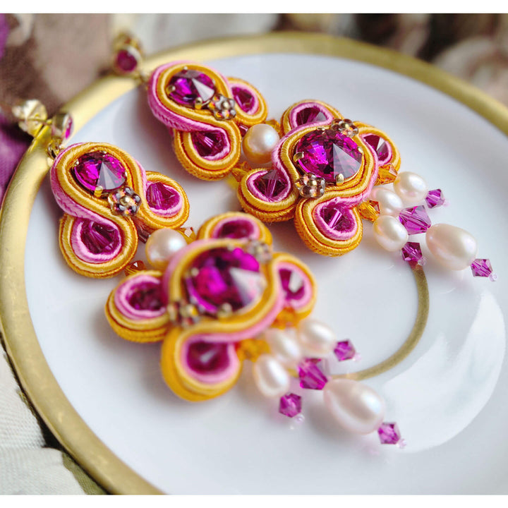Soutache Statement-Ohrringe in Fuchisa und Orange mit echten Perlen - Detailaufnahme