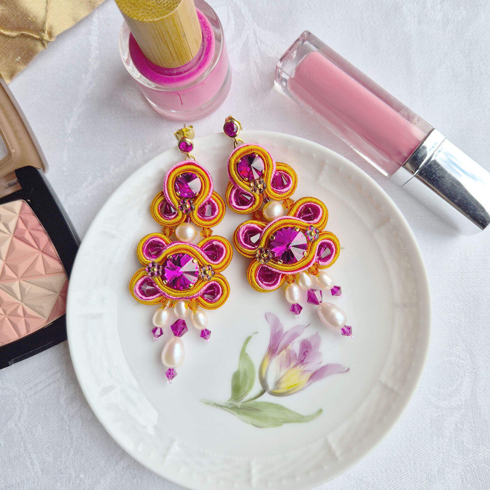 Soutache Statement-Ohrringe in Pink und Orange mit echten Perlen - Detailaufnahme