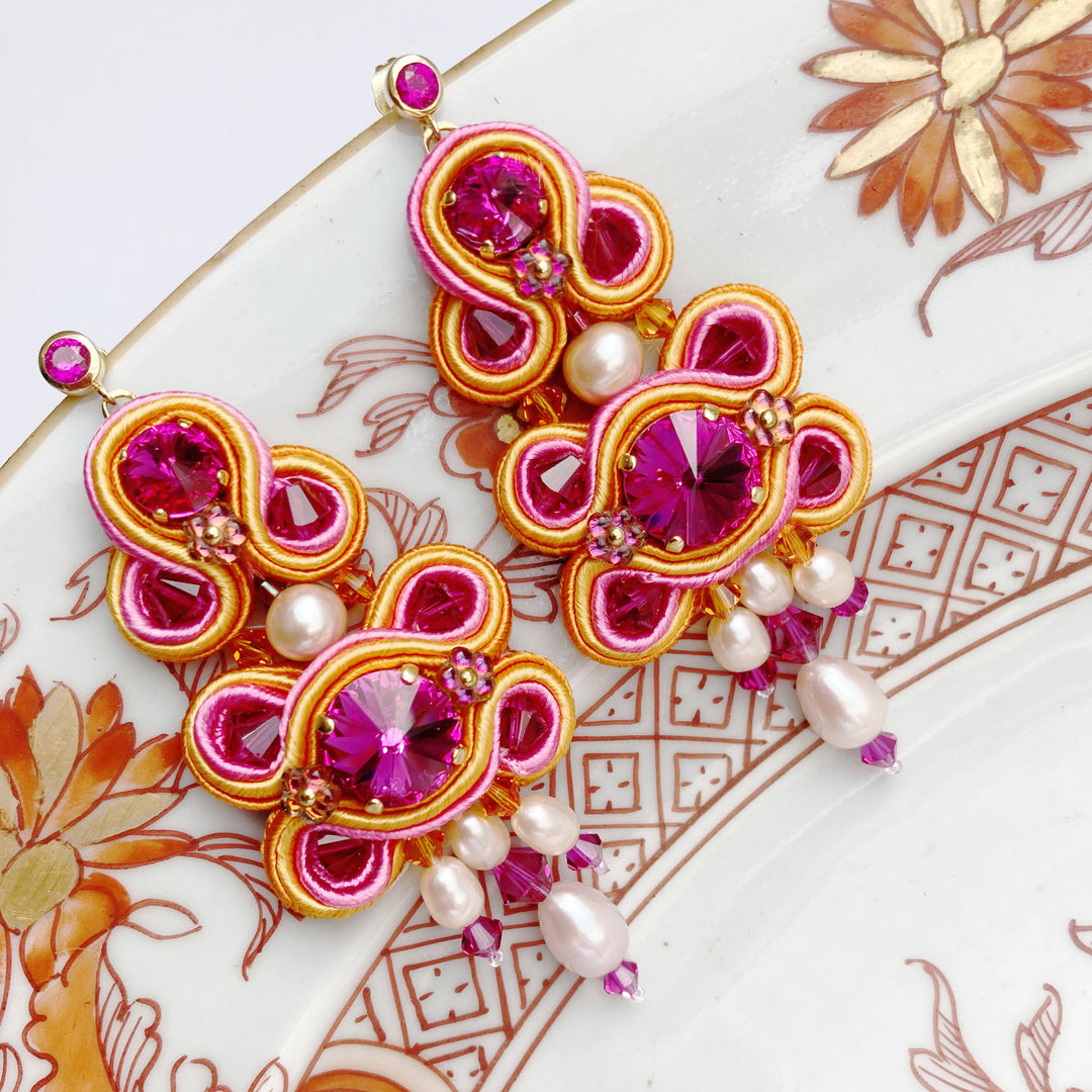 Soutache Statement-Ohrringe in Fuchisa und Orange mit echten Perlen