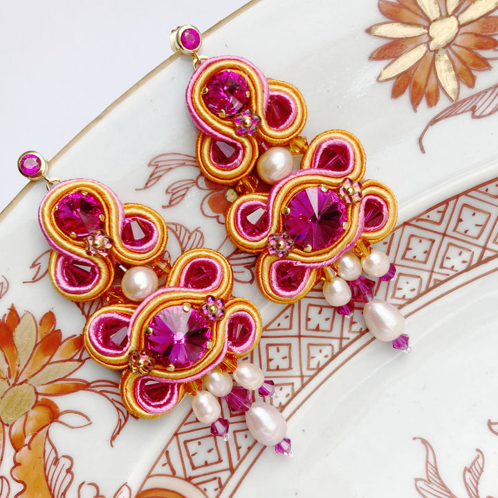 Soutache Statement-Ohrringe in Fuchisa und Orange mit echten Perlen