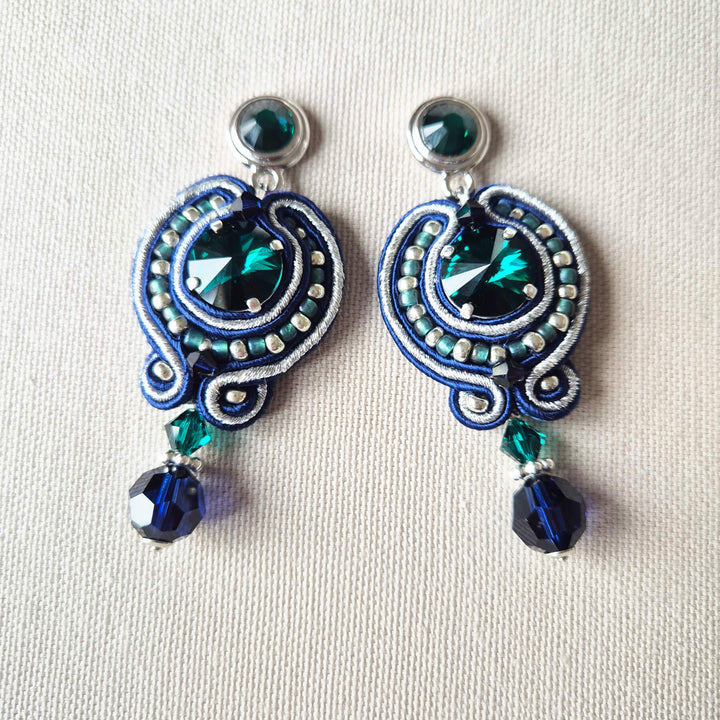 Soutache-Ohrringe Dunkelblau, Grün und Silber mit Swarovski-Kristallen, versilbert – Perlotte Schmuck