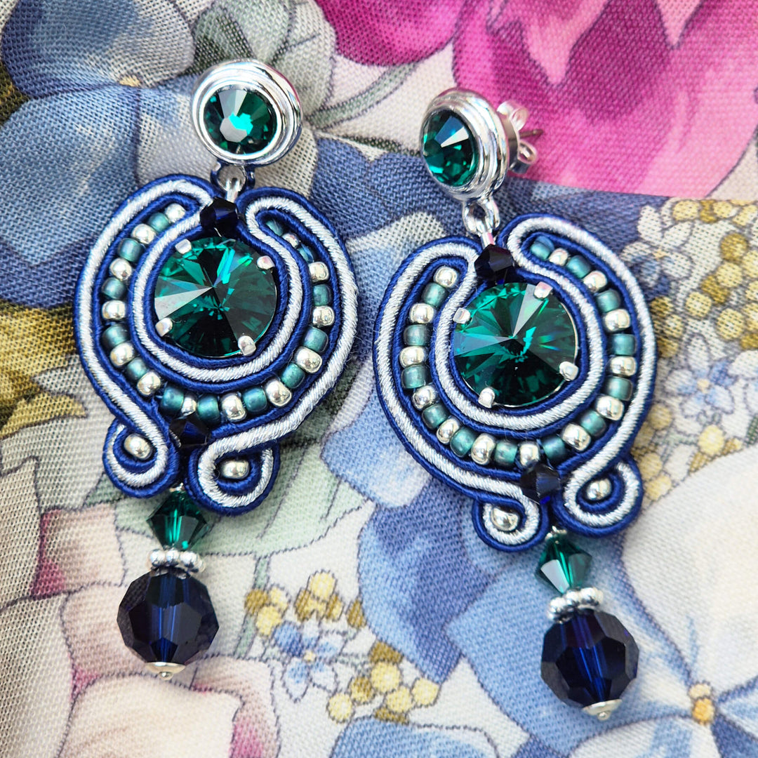 Soutache-Ohrringe Dunkelblau und Grün, handgefertigt bei Perlotte Schmuck