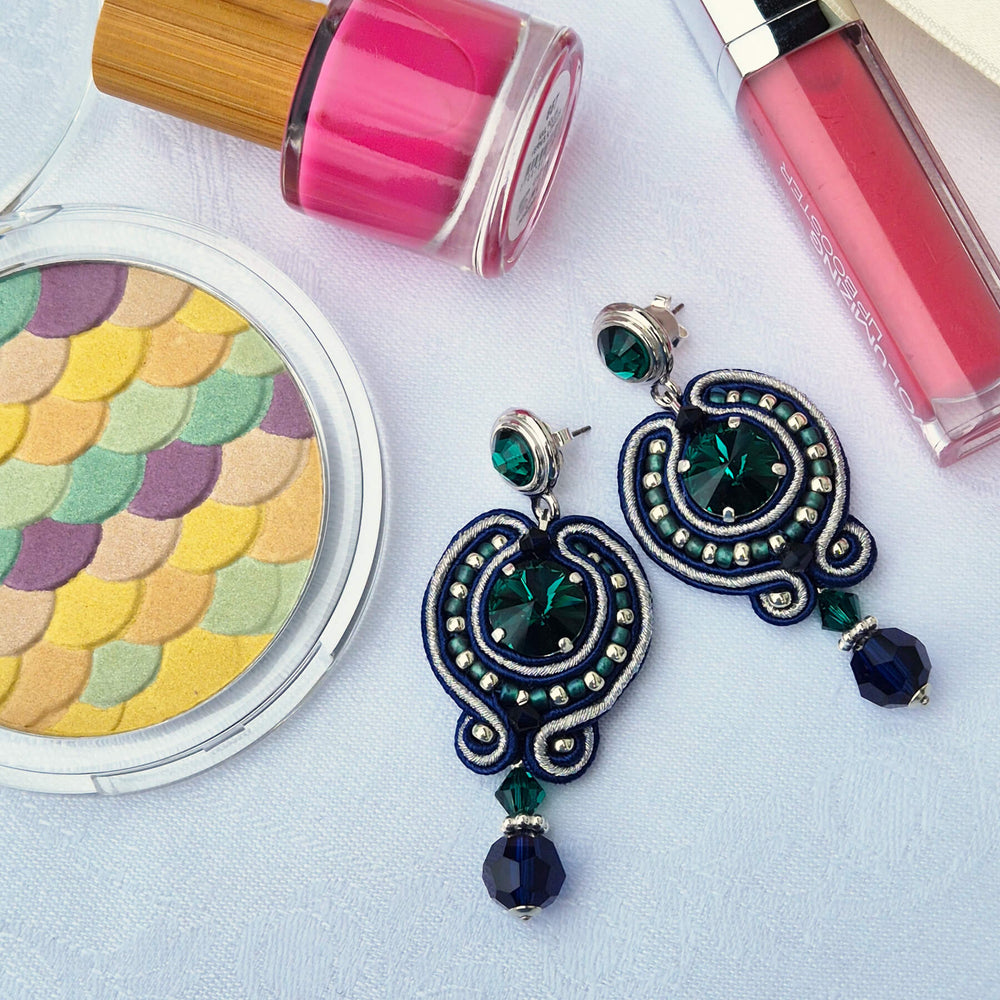 Detailaufnahme Soutache-Ohrringe Dunkelblau und Grün, Swarovski-Kristalle und Rocailles-Perlen