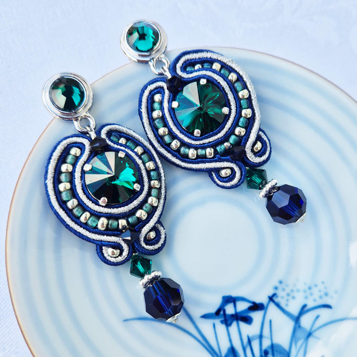Soutache-Ohrringe Dunkelblau und Grün, handgefertigt bei Perlotte Schmuck
