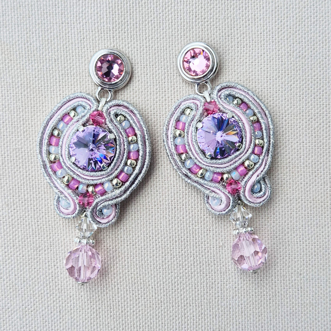 Soutache-Ohrringe Rosa und Silber mit Swarovski-Kristallen, versilbert – Perlotte Schmuck