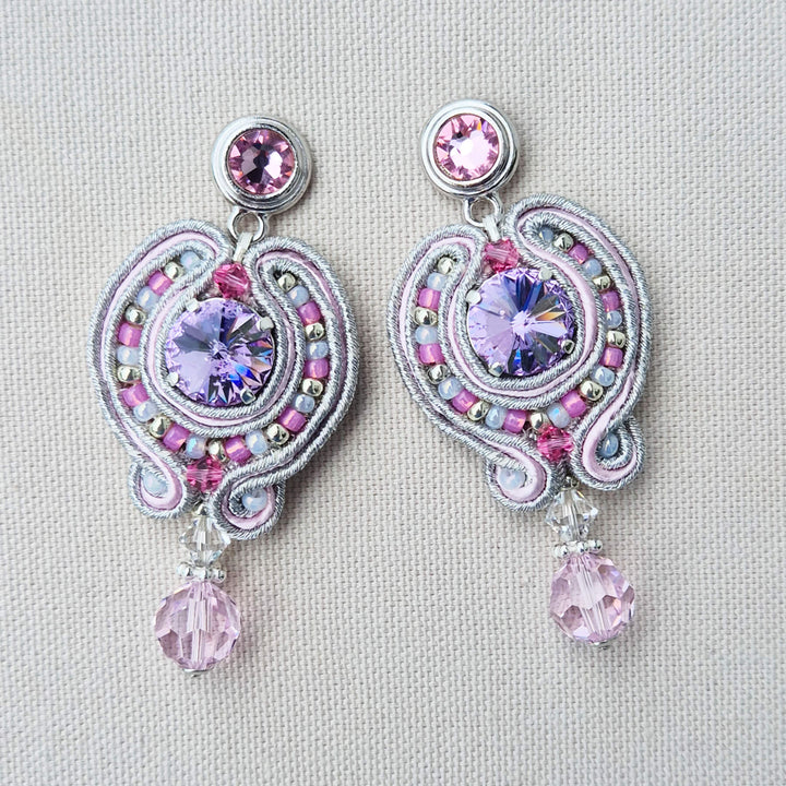 Soutache-Ohrringe Rosa und Silber mit Swarovski-Kristallen, versilbert – Perlotte Schmuck