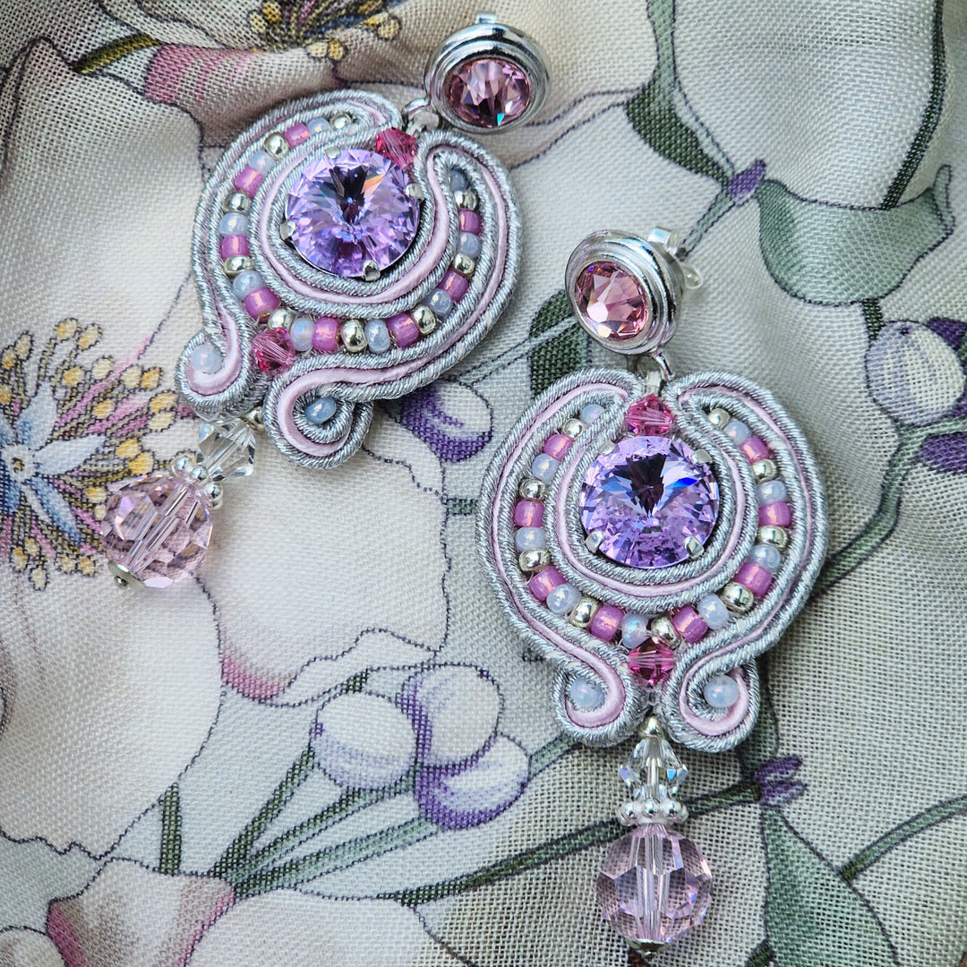 Soutache-Ohrringe Hellrosa und Silber, handgefertigt bei Perlotte Schmuck