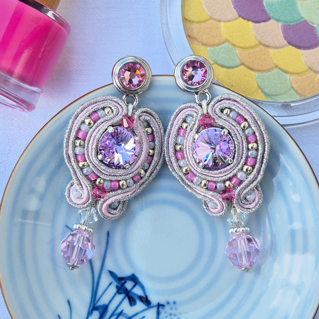 Detailaufnahme Soutache-Ohrringe Rosa und Silber, Swarovski-Kristalle und Rocailles-Perlen