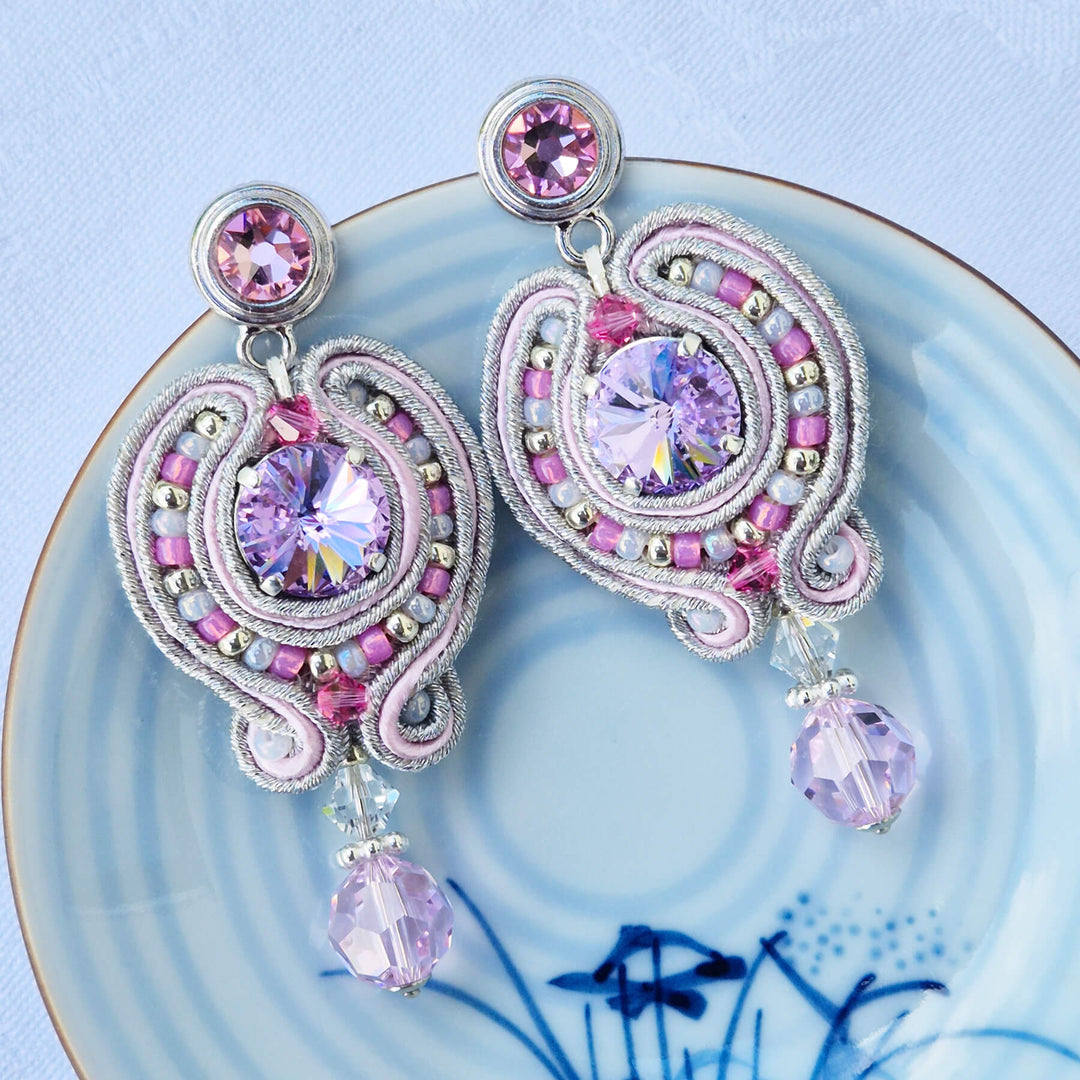 Soutache-Ohrringe Hellrosa und Silber, handgefertigt bei Perlotte Schmuck