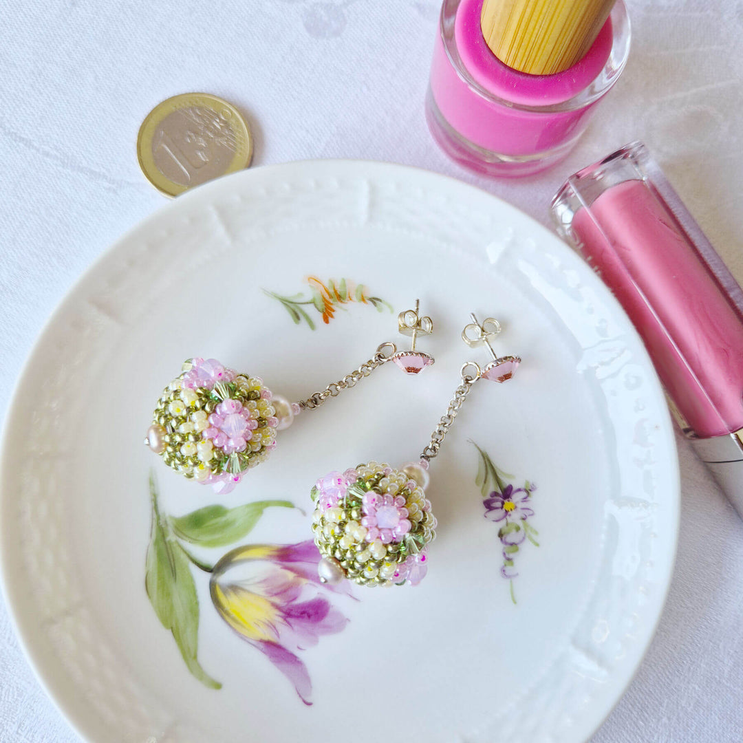 Lange Rocailles-Ohrringe in Rosa und Hellgrün mit Perlen