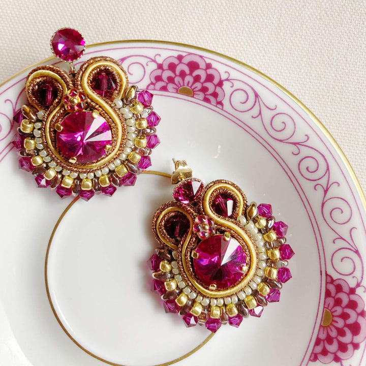 Statement Soutache-Ohrringe in Fuchsia-Gold
