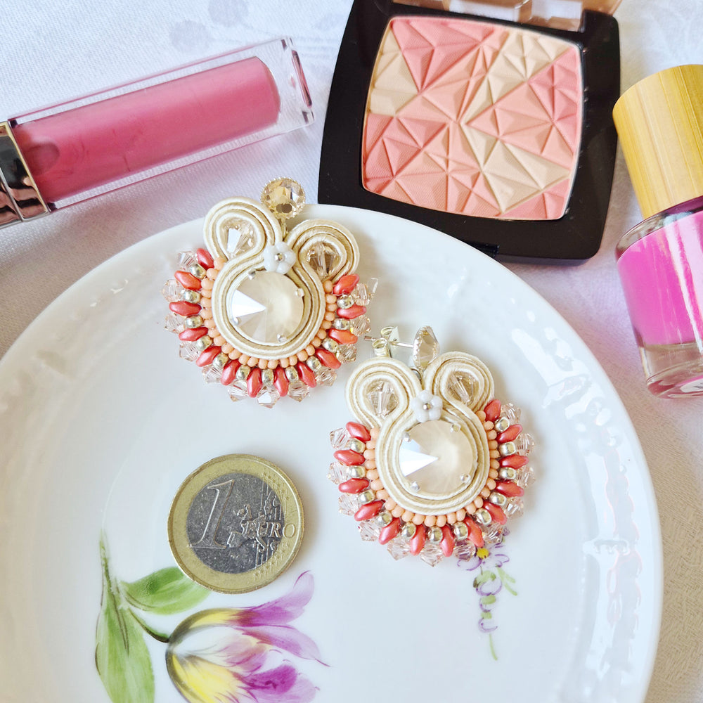 Soutache-Ohrringe in Korall und Elfenbein mit Kristallen