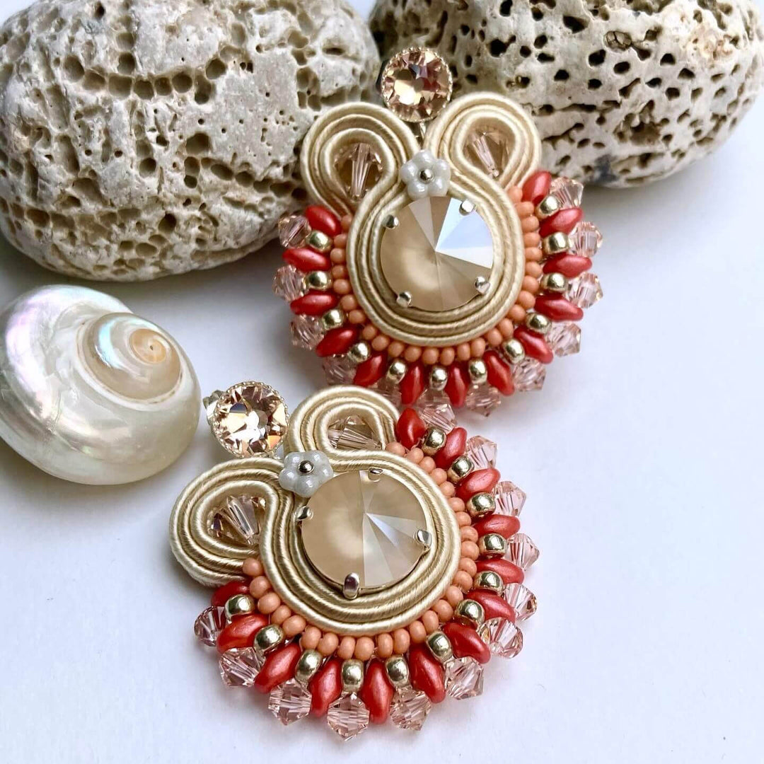 Soutache-Ohrringe in Korall und Elfenbein mit Kristallen