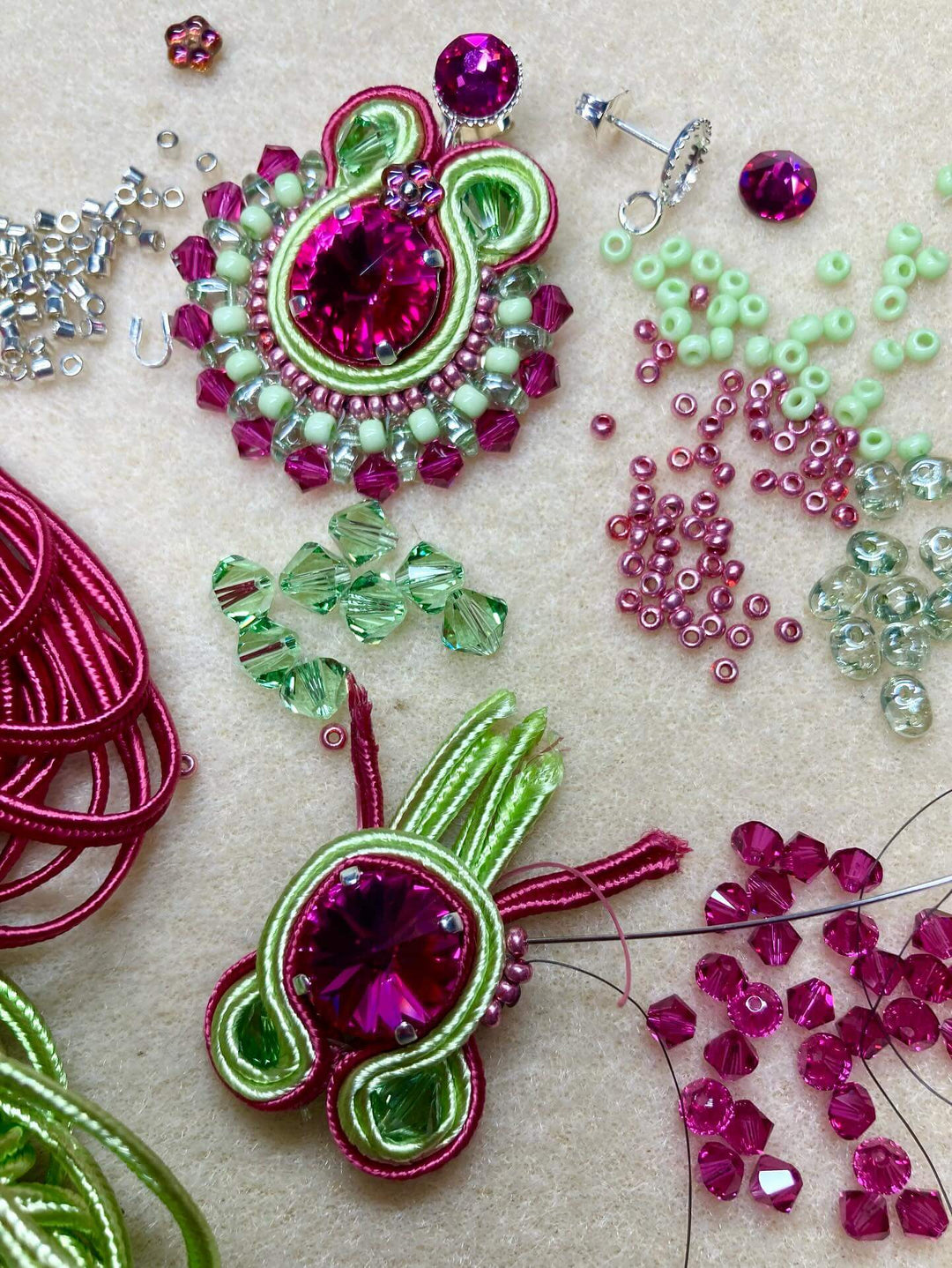 Handgenäht: Anfertigung unserer Soutache-Ohrringe