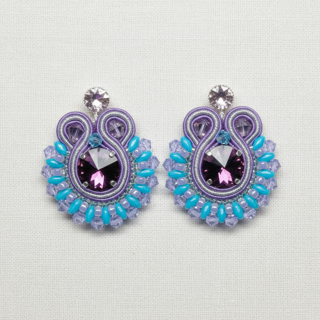 Soutache-Ohrhänger Blau und Grün mit Swarovski-Kristallen und Rocailles, vergoldeter Stecker – Perlotte Schmuck