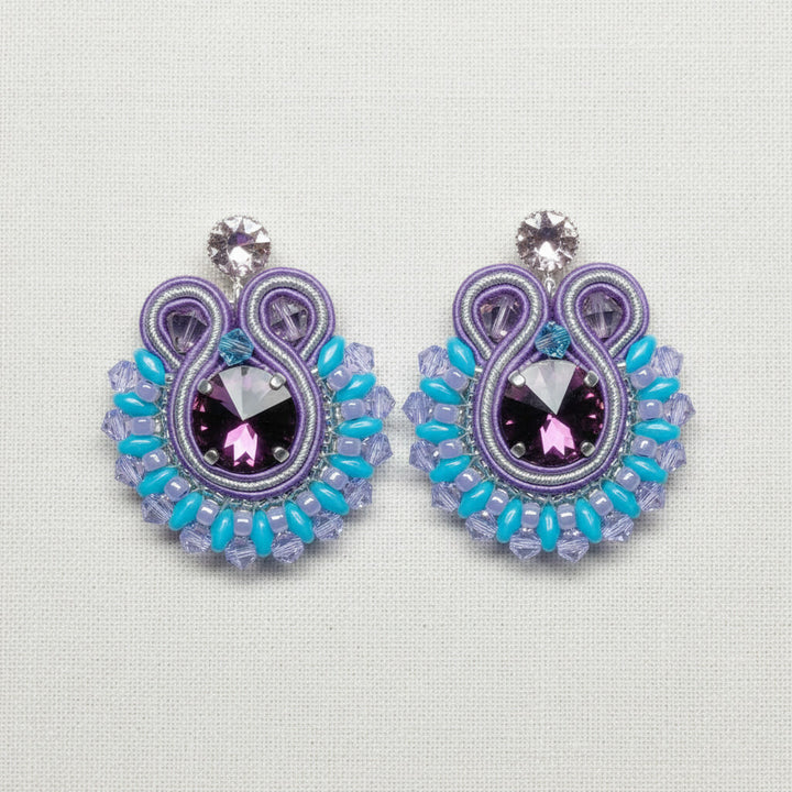 Soutache-Ohrhänger Blau und Grün mit Swarovski-Kristallen und Rocailles, vergoldeter Stecker – Perlotte Schmuck